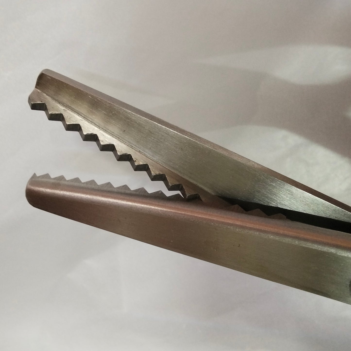 Yoke zig-zag tailor scissor