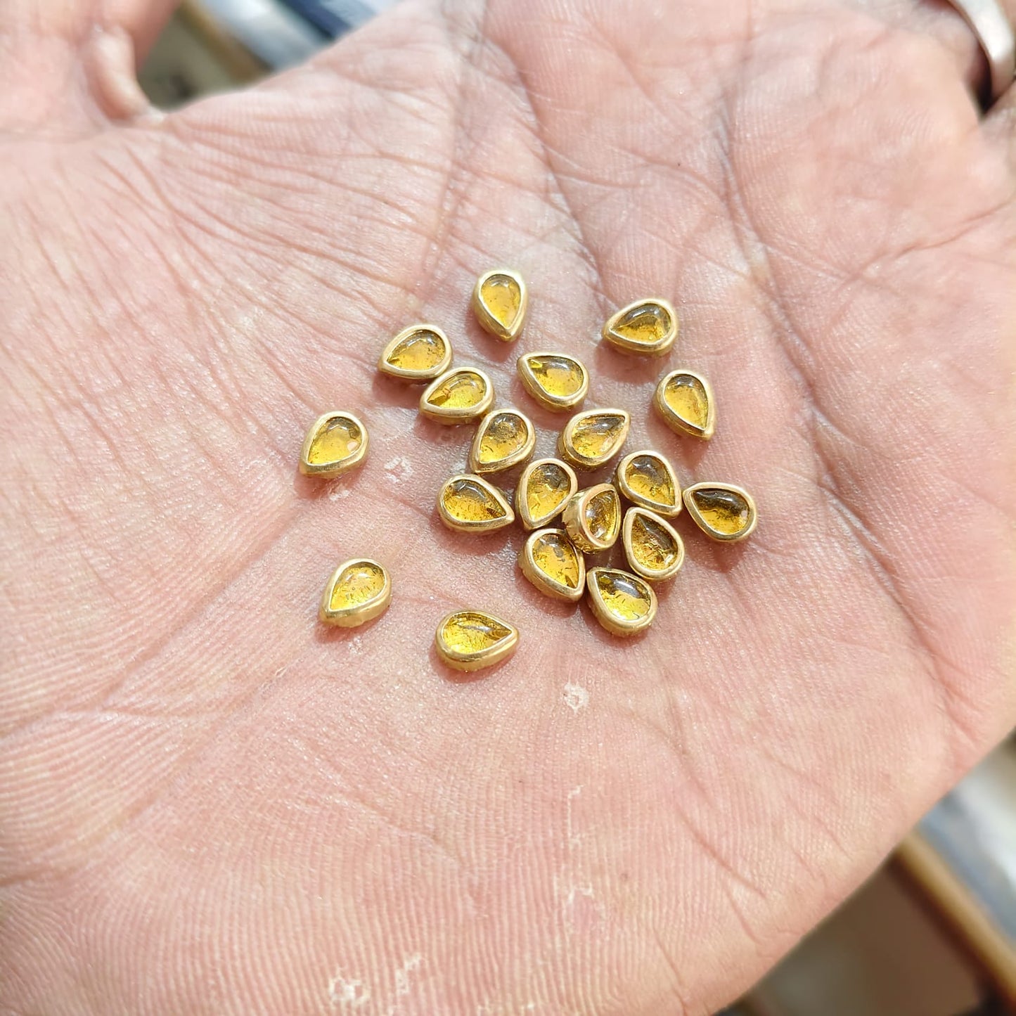 Drop Shape Golden Yellow Champagne Fitting Stones for Aari Work, Silk Thread Bangles & Jewellery Making | Tilak Shape Kundan Stones Gold Finish | Pack of 20g & 50g – Kavitha Enterprises