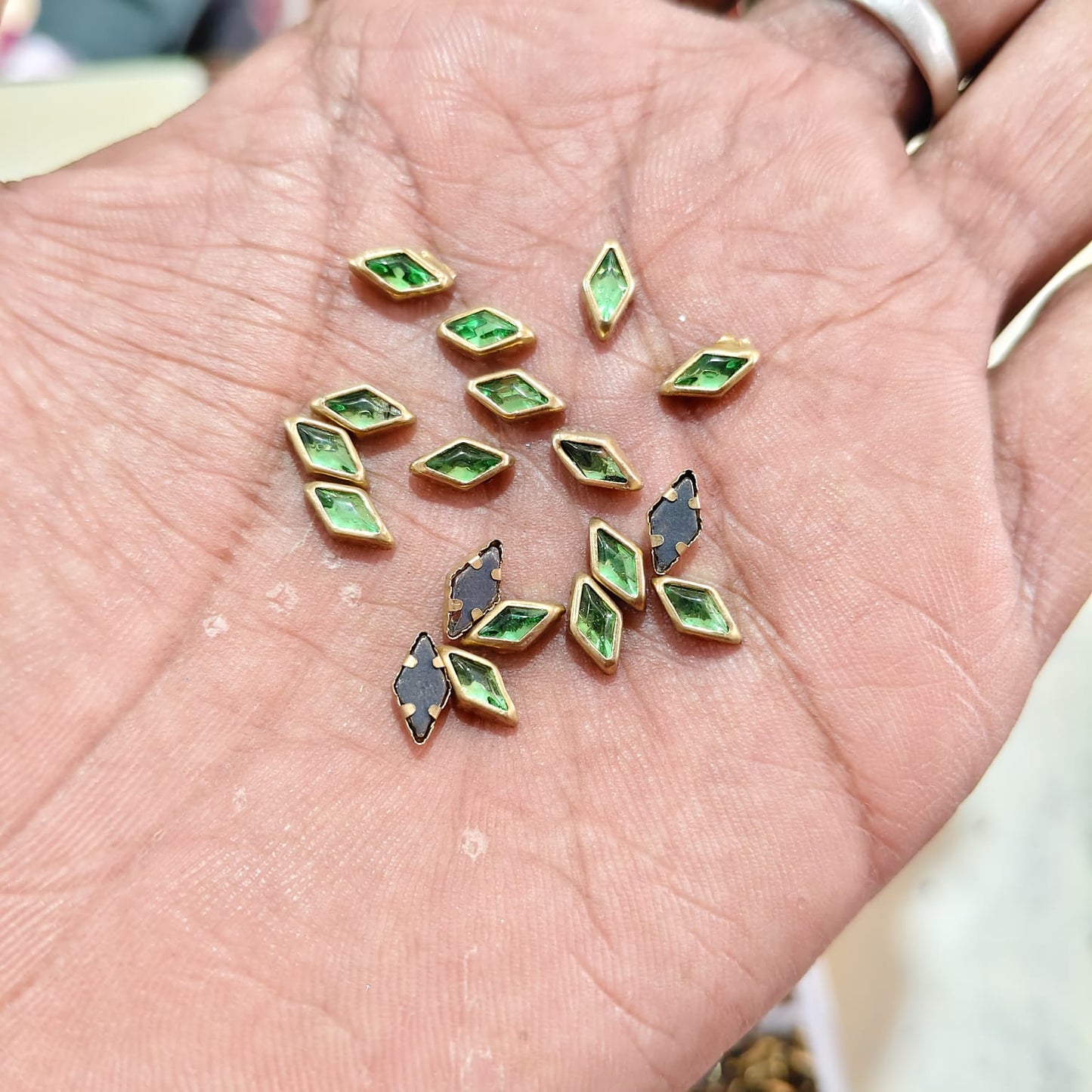 8x5MM Flat Kundan Stones Rhombus Shape Green Diamond Cut Stones for Aari Work, Jewellery Making & Silk Thread Bangles | Gold Finish | 20 Gram – Kavitha Enterprises