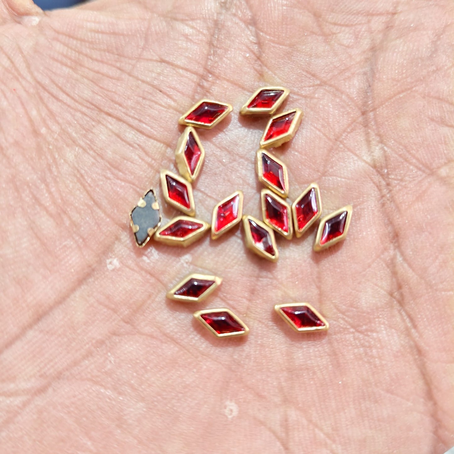 8x5MM Flat Kundan Stones Rhombus Shape Ruby Red Diamond Cut Stones for Aari Work, Jewellery Making & Silk Thread Bangles | Gold Finish | 20 Gram Pack – Kavitha Enterprises