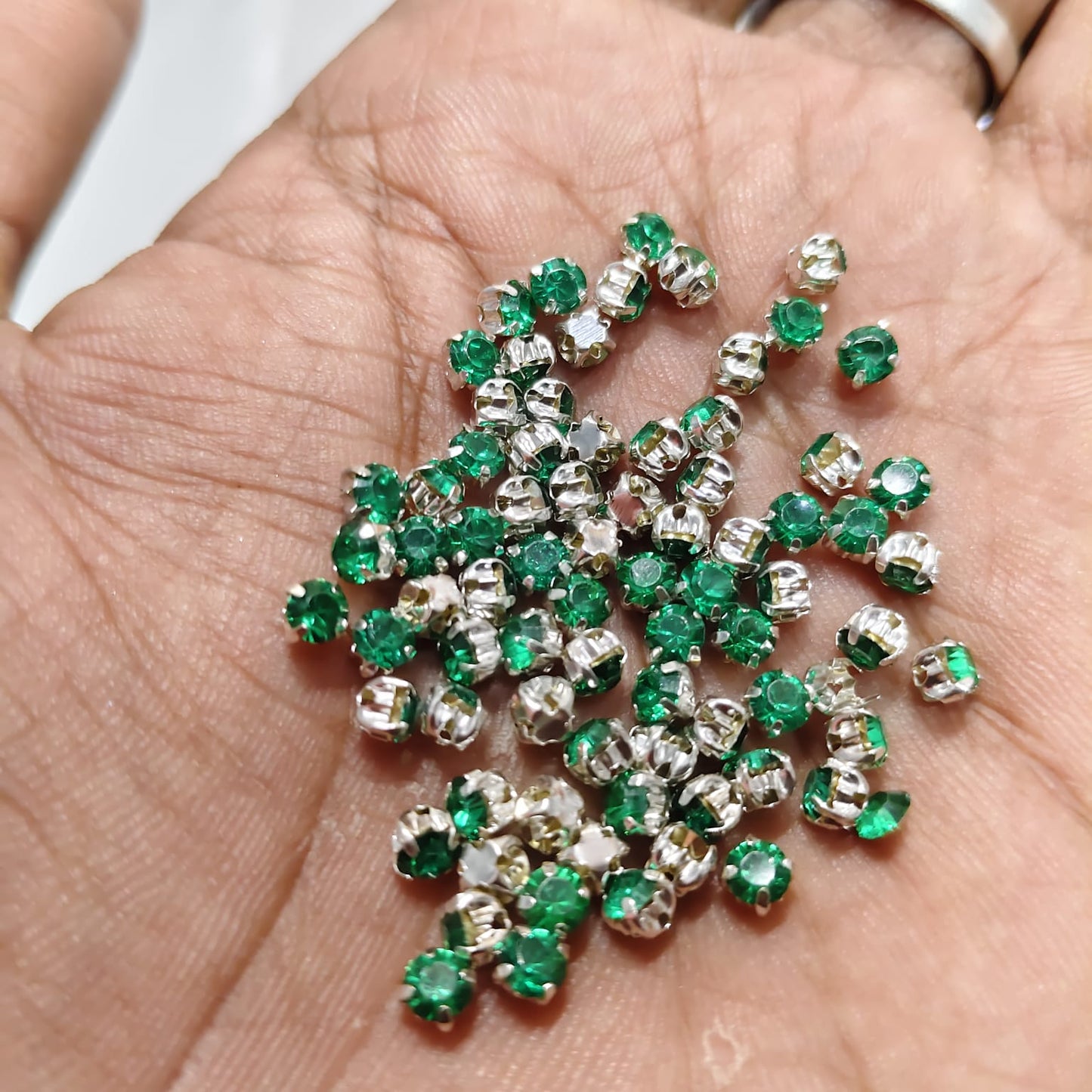 4mm Multicolour Clip Stones for Aari Work & Jewellery Making | Green, Red, Yellow, Blue, Peach & Pista Kundan Setting Stones | Pack of 10g (Approx. 230 Pieces) – Kavitha Enterprises